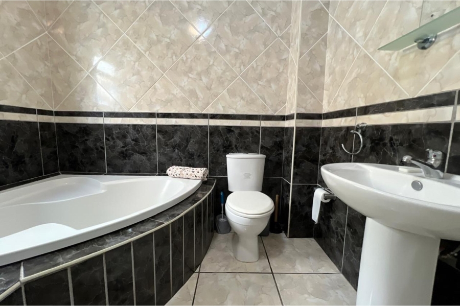 To Let 5 Bedroom Property for Rent in Apollo Ridge Western Cape